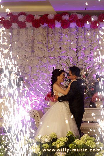 20161008-wedding-kiss
